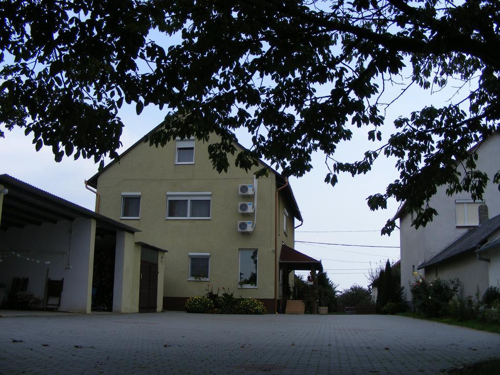 Globus Guesthouse, Vendeghaz Sormás Exterior foto